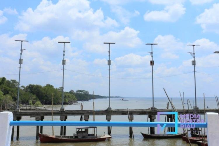 Pemprov Riau Pasang 176 Titik PJU-TS di Kabupaten Kota