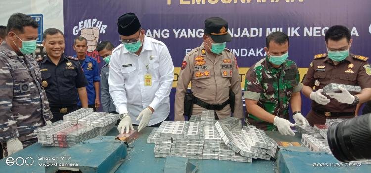 Pemkab Inhil Apresiasi Bea Cukai Tembilahan Musnahkan 16 Juta Batang Rokok Ilegal