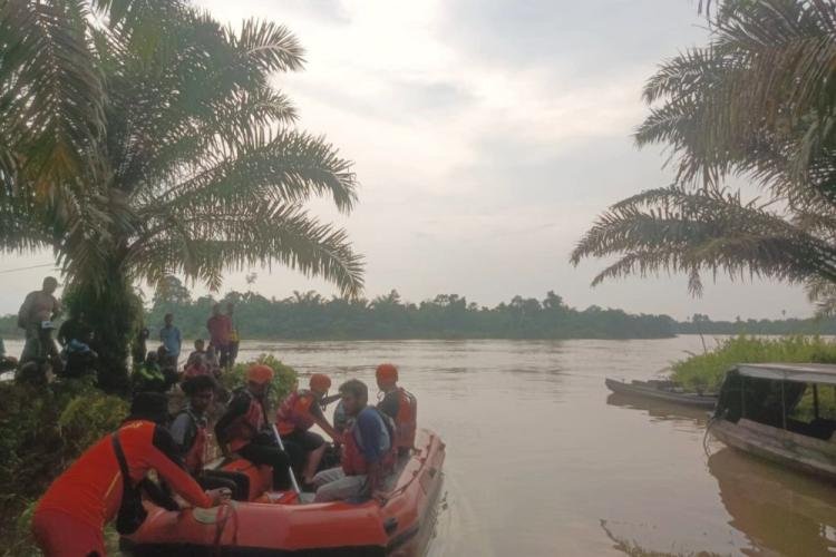 Sampan Terbalik di Sungai Kampar, Seorang Nelayan dalam Pencarian