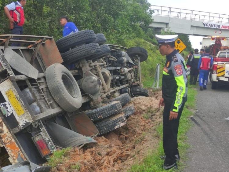 Tabrak Pembatas, Truk Memuat Sawit Terbalik di Jalan Tol Pekanbaru-Dumai