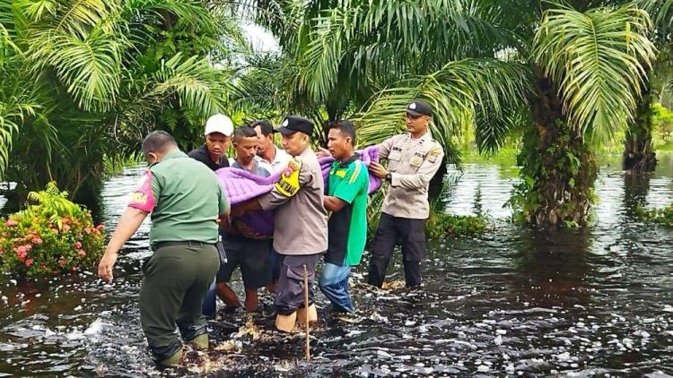 Kapolda Riau Instruksi Jajaran Bantu Ratusan KK Terdampak Banjir di Bengkalis