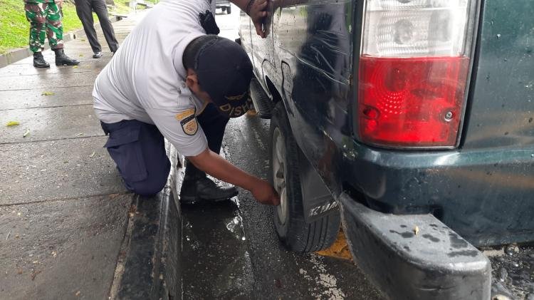 Petugas UPT Perparkiran Gembosi Ban Mobil yang Parkir Sembarangan di Jalan Diponegoro