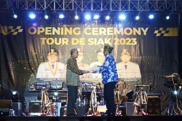 KONI Riau Serahkan SK Tuan Rumah Porprov Kepada Bupati Siak