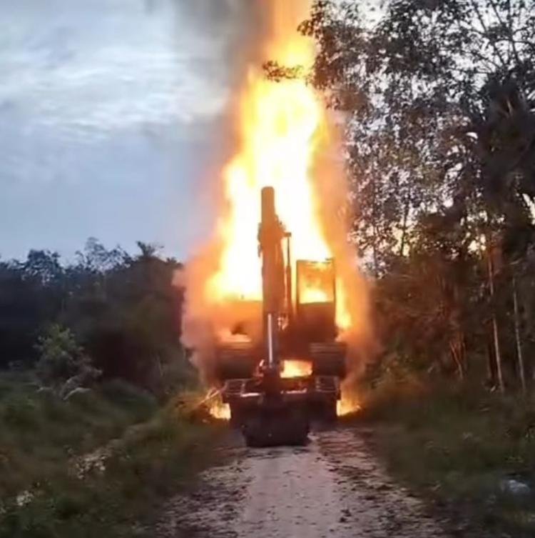 Ekscavator Proyek Jalan Terbakar di Kampar, Ini Kata Polisi