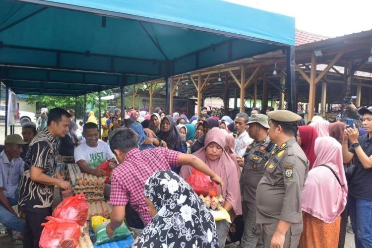 Masyarakat Ramai Padati Gerakan Pangan Murah Bersubsidi di Teratak Buluh Kampar