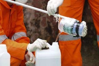 UPT Lab Lingkungan DLHK Riau Mengambil Sampel Air di Pekanbaru, Ini Tujuannya