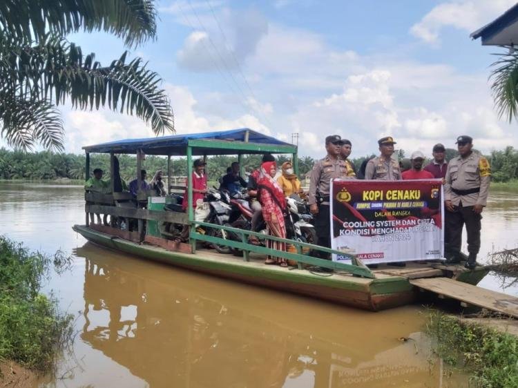 Polisi di Kuala Cenaku Sampaikan Pesan Pemilu Damai dari Tepian Sungai Indragiri