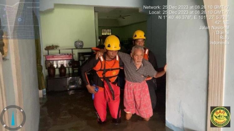 Dua Lansia Terjebak Banjir, Basarnas Lakukan Evakuasi