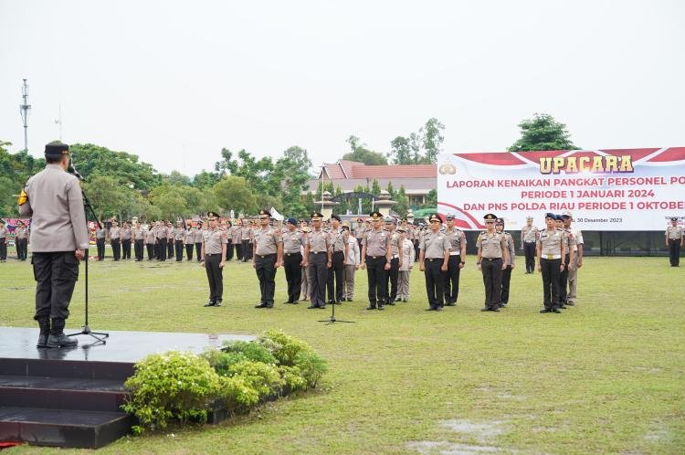 Kapolda Riau Pimpin Kenaikan Pangkat 808 Personel