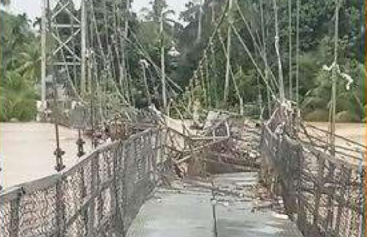 Belum Bisa Dilewati, Dua Jembatan Penghubung Antar Desa di Riau Ambruk Diterjang Banjir