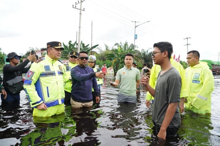 Kapolda Riau Terjang Banjir di Pelalawan dan Salurkan Bantuan