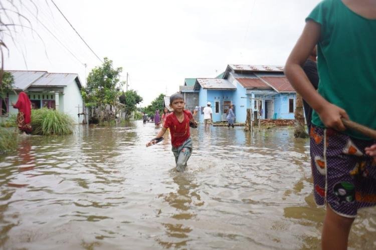 Korban Banjir Sungai Rokan di Teluk Berembun Terima Bantuan Sembako