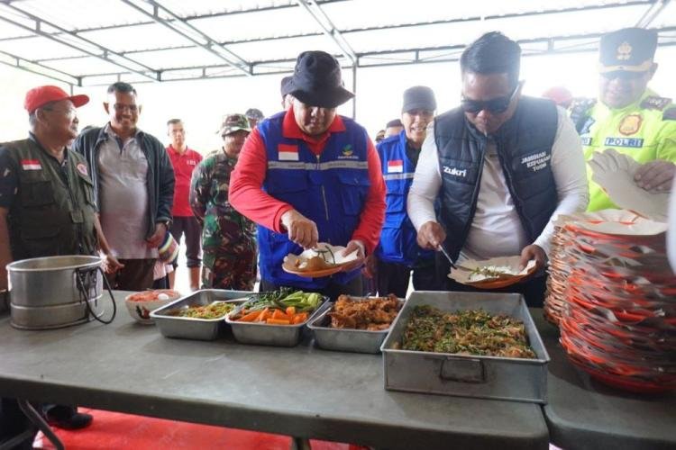 Makan Bersama Masyarakat di Dapur Umum, Gubri Apresiasi Bupati Zukri Cepat Tanggap Musibah Banjir