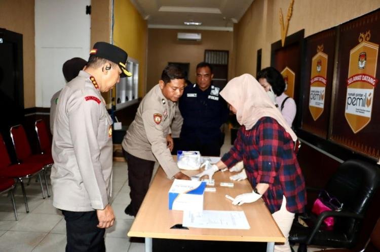 Demi Kelancaran Pemilu, Petugas Jaga KPU Pekanbaru Dites Urine
