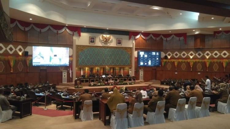 Rapat Paripurna, DPRD Riau Sampaikan Pengumuman Reses