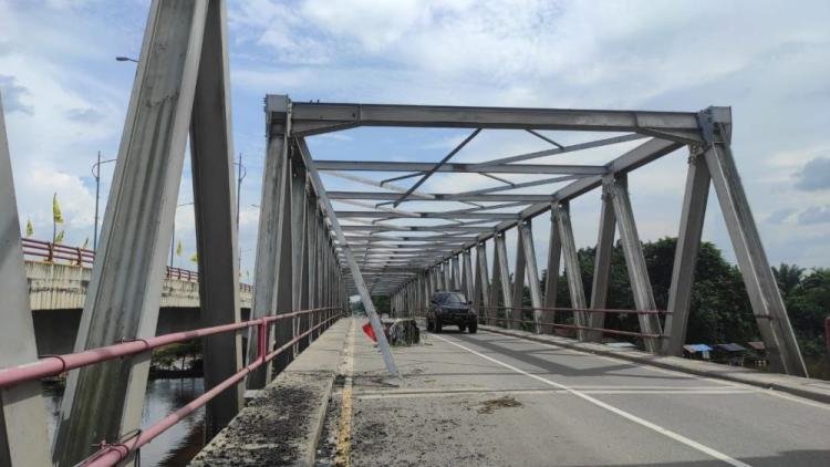 Tiang Atas Jembatan Siak II Rusak Diduga Tertabrak Alat Berat