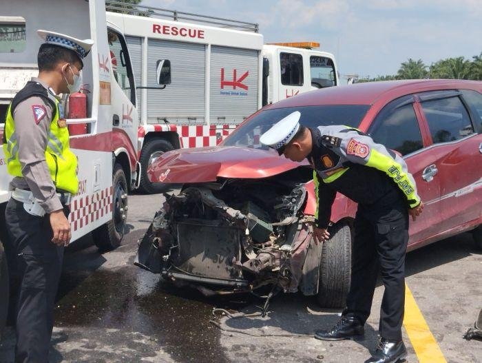 Minibus Tabrak Pembatas Jalan Tol Pekanbaru-Dumai, Begini Kondisinya