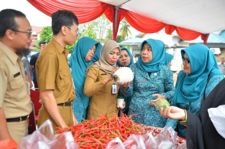 Tekan Inflasi, Disperindagkop Riau Bersama TP PKK Riau Gelar Pasar Murah di Pekanbaru