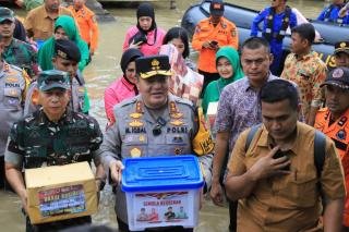 Kapolda dan Danrem Basah-basahan Arungi Banjir Beri Bansos di Rohul