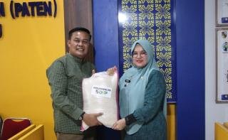 Pemko Salurkan 10 Ton Beras Cadangan untuk 1.000 Warga Terdampak Banjir di Rumbai