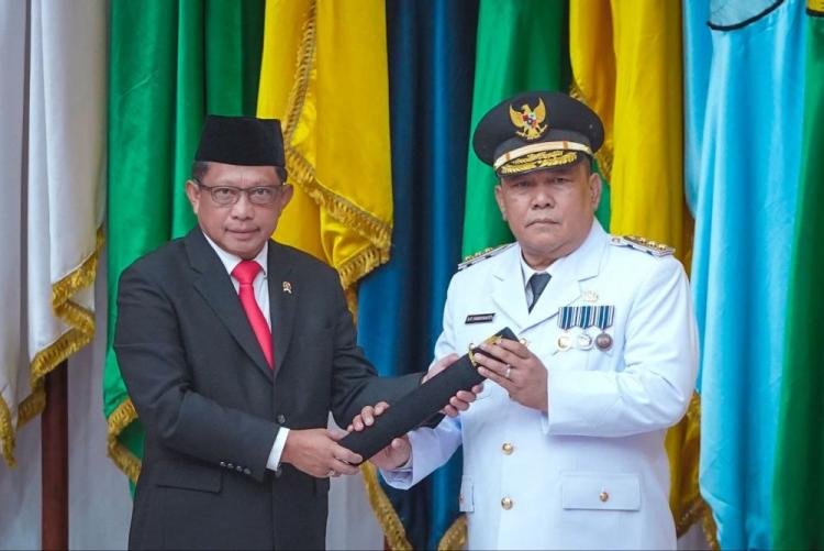 Usai Dilantik Menjadi Pj Gubri, Ini Harapan Mendagri kepada SF Hariyanto