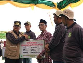 Gubri Edy Nasution Serahkan Bantuan untuk Petani di Kepulauan Meranti