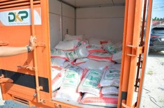 Warga Meranti Pandak Terdampak Banjir, Pemerintah Salurkan 350 Paket Sembako