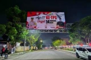 Polresta Pekanbaru Pasang Spanduk Imbauan Ayo Nyoblos di Pemilu 2024