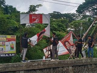 Puluhan Baleho Kampanye Pagi Ini Mulai Ditertibkan