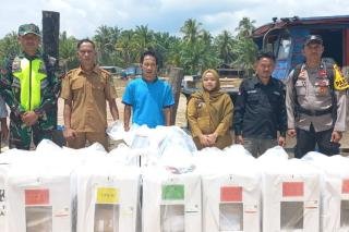 Petugas di Rohil Bawa Logistik Pemilu 7 Jam Lewat Jalur Darat dan Laut