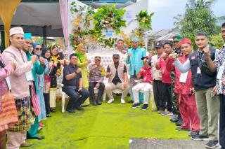 TPS di Pekanbaru Pakai Konsep Pengantin, Petugas Berbusana Kondangan