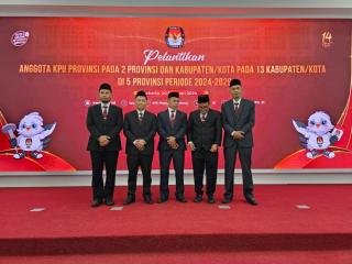 KPU RI Resmi Lantik 5 Anggota KPU Riau Periode 2024-2029