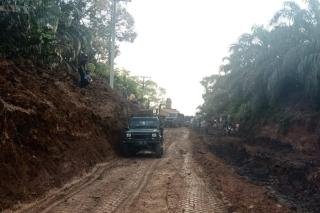 Jalan di Batang Cenaku Rusak Berlumpur, Pemprov Riau Turunkan 4 Alat Berat