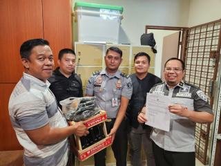 Polda Riau Serahkan 15 Senpi Serta Amunisi Untuk Pengamanan 5 Lapas