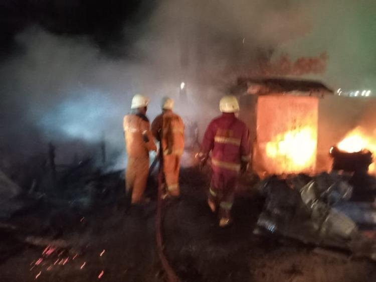 Bangunan Liar Bengkel Tempel Ban di Kelurahan Palas Hangus di Lahap Api