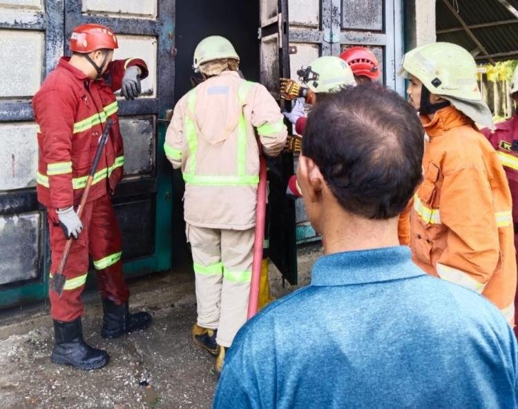 Damkar Pekanbaru Padamkan Kebakaran Ruko di Jalan Riau Ujung Kelurahan Air Hitam