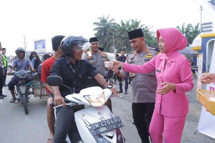 Gandeng Sejumlah Pihak, Kapolres Inhu Berbagi Takjil di Danau Raja