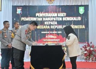 Bupati Kasmarni Hibahkan BMD Ke Polres Bengkalis, Kapolda Riau Ucapkan Terima Kasih