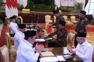 Presiden Jokowi dan Wapres Maâ€™ruf Amin Serahkan Zakat melalui Baznas