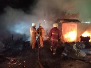 Bangunan Liar Bengkel Tempel Ban di Kelurahan Palas Hangus di Lahap Api
