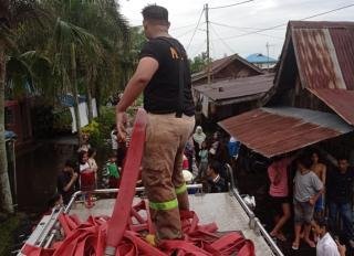 Petugas Damkar Pekanbaru Padamkan Kebakaran di Jalan Yos Sudarso Rumbai Pesisir