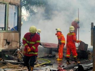 Petugas Damkar Pekanbaru Padamkan Kebakaran Rumah Bulatan di Jalan Nelayan 