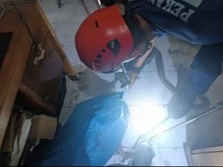 Tim Damkar Evakuasi Ular Piton Dalam Gudang Rumah Warga Pekanbaru 