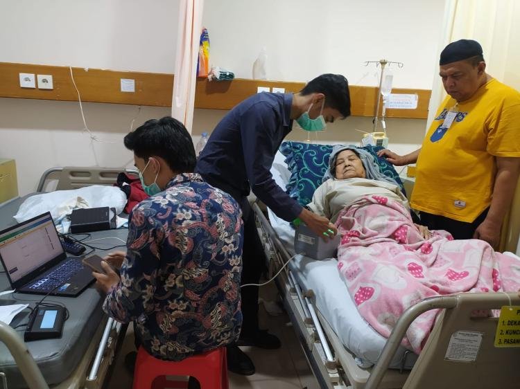Terbaring di Rumah Sakit, Pasien Lansia Rekam KTP lewat Program SIPINTAR PEDULI