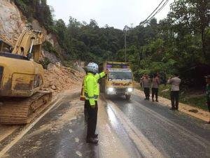 Pemprov Riau Siagakan Alat Berat di Daerah Rawan Longsor saat Lebaran