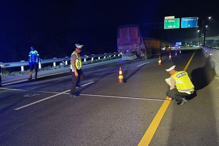 Kecelakaan di Tol Pekanbaru-Dumai, Mobil Hilux Seruduk Truk Tronton