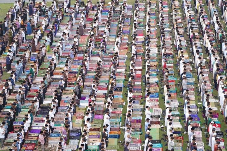 Ribuan Umat Muslim Hadiri Salat Idulfitri di Halaman Mapolda Riau