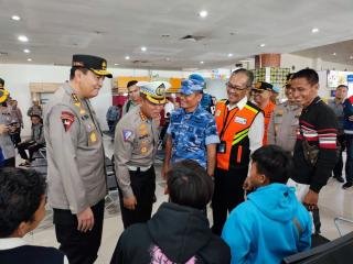 Tinjau Arus Mudik di Bandara SSK II Pekanbaru, Kapolda Minta Petugas Layani Pemudik Dengan Baik