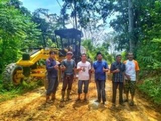Setelah Belasan Tahun Rusak, Jalan di Desa Bukit Kauman Kuansing Diperbaiki