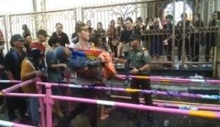 Penuh Haru, Kapolres Rohil Membopong Nenek yang Pingsan Antre Sembako